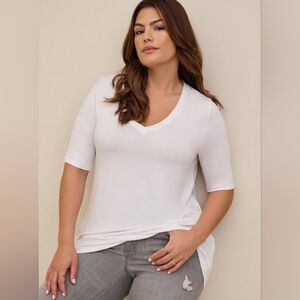Torrid Favorite Tunic Super Soft V-Neck Hi-Low Tee White Size 1 EUC